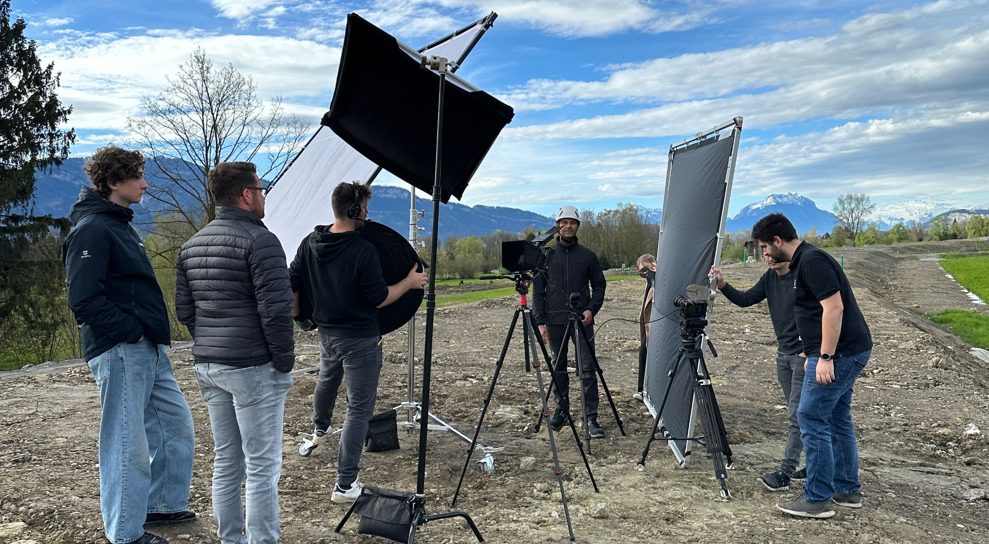 filmdreh im aussenbereich einer industriehalle