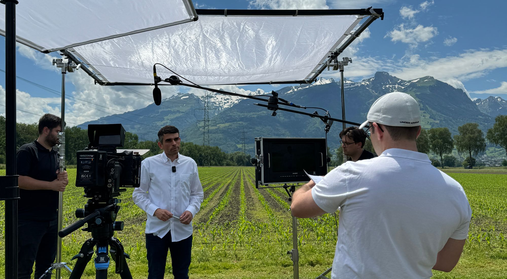 eine kamera filmt einen mitarbeiter von medmix am bauernhof