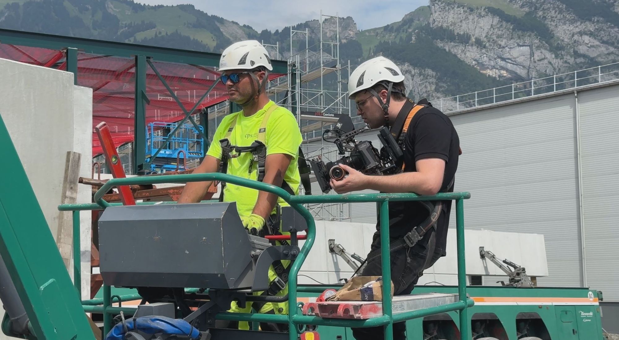 jakob der filmprofi filmt einen betonfertigteilmonteur bei der arbeit